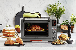 the Smart Oven® Air Fryer sur banc avec de la nourriture délicieuse